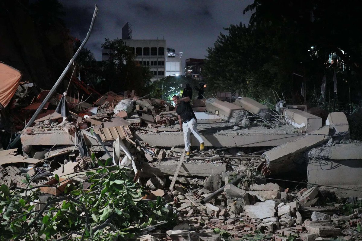 timesofindia's tweet photo. 7.2, 7.5 powerful back-to-back earthquakes rock Venezuela, high casualties likely; tsunami alert issued

More details 🔗  https://t.co/M3zMIefQXs 

India and the world, at your fingertips — TOI App 👉 https://t.co/EYjxlU7kcd

#Venezuela #Earthquake #VenezuelaNews #WorldNews https://t.co/0hdEqQigrL