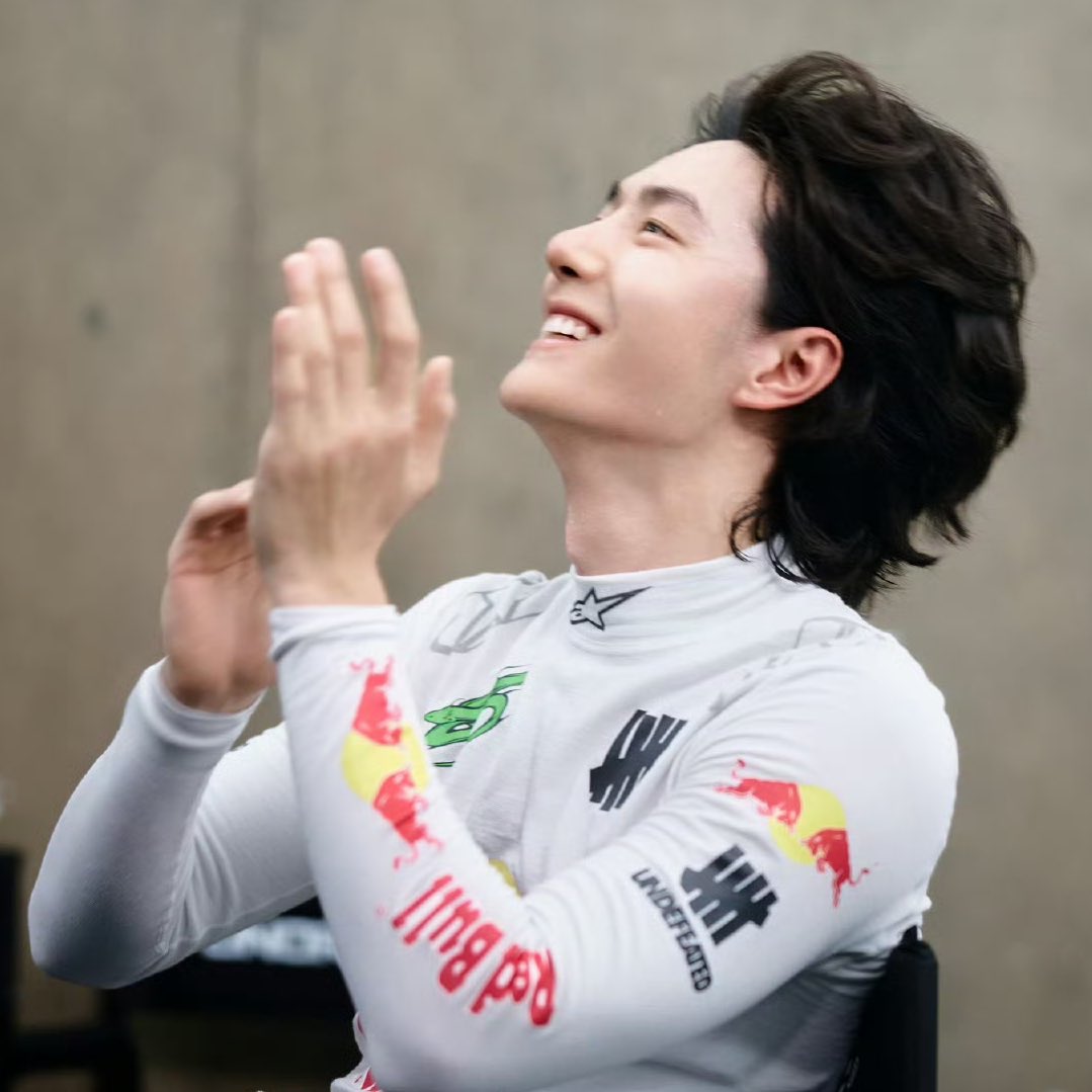 gremlinyibito's tweet photo. love to see wang yibo so happy https://t.co/MXq2rBXFqw