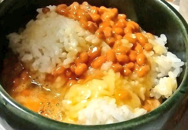 _BS_TSK_'s tweet photo. 卵かけご飯には納豆を乗せて海苔で包んで食べる。
雨の日の運転は視界が悪くなるし、スリップしやすい。
運転経験がない人は車側の視点や死角を把握することができないと思うのだけれど、雨の日(特に夜)はその範囲が大きくなるから徒歩や自転車の人は車に気をつけて

よい一日を https://t.co/vngxcb4fjk