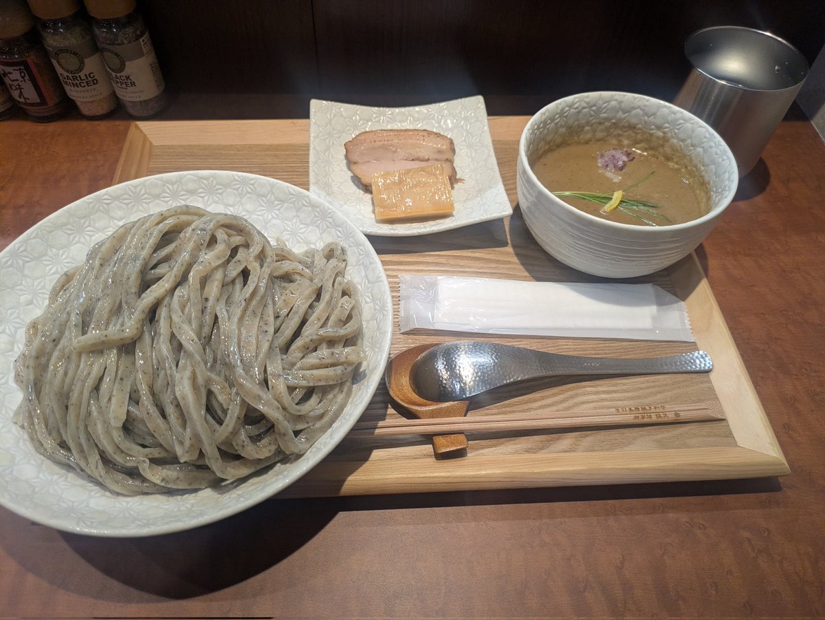 ak30201's tweet photo. 御影麺　鏑矢さん　２回目
つけ麺中　麺増増
他の店色々食べて戻ってきたけど、ここが全てにおいて１番美味い。
店主さん、店員さんもすごい接客丁寧だし言うことない。
食券１番取って１番に帰るという休日しか出来ない贅沢だったわ。 https://t.co/OHaevx74a1