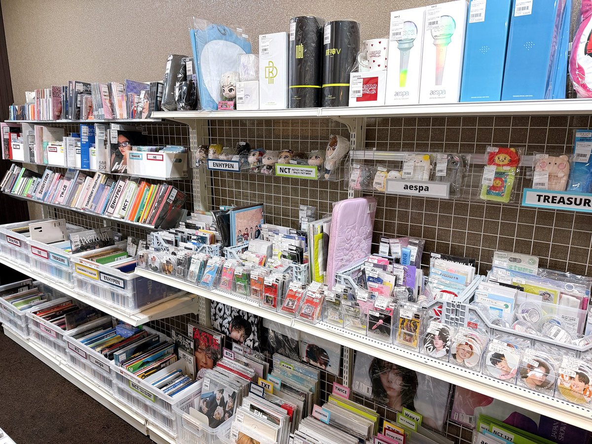 janiland's tweet photo. 🫧公式K-POPグッズSHOP🫧
＼ Plus K 大阪コリアタウン店 ／
本日もオープンしました✨

トレカはもちろん、公式グッズ
たくさん入荷しております！
足元が悪いのでお気をつけて
お越しください☂️

ご来店お待ちしております🧸
#PlusK #鶴橋 #公式グッズ #KPOP https://t.co/7b7cSCAwjj