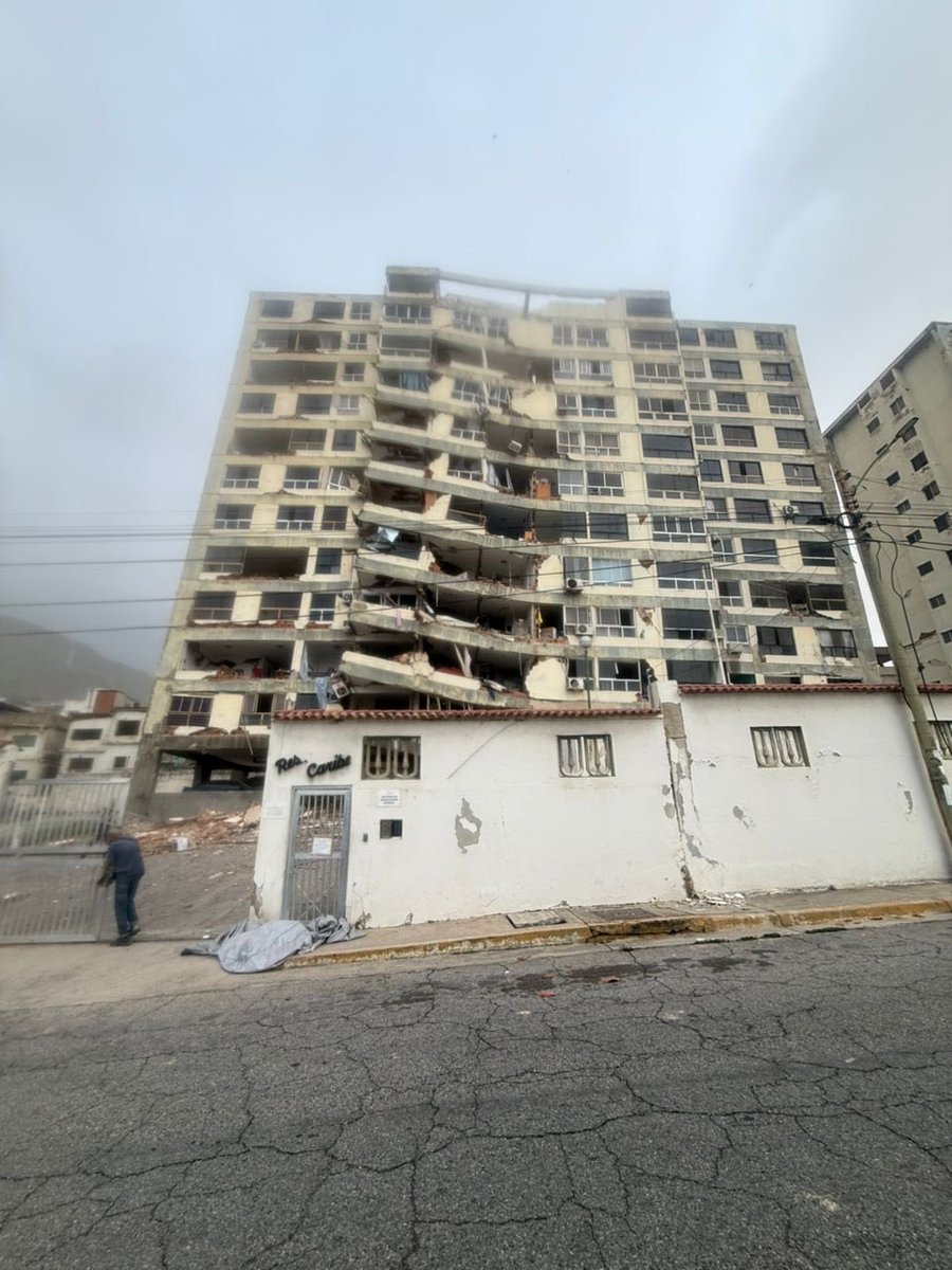 elfargrafico's tweet photo. Edificio Caribe detrás de las 15 letras, La guaira https://t.co/zkA26gY1pm