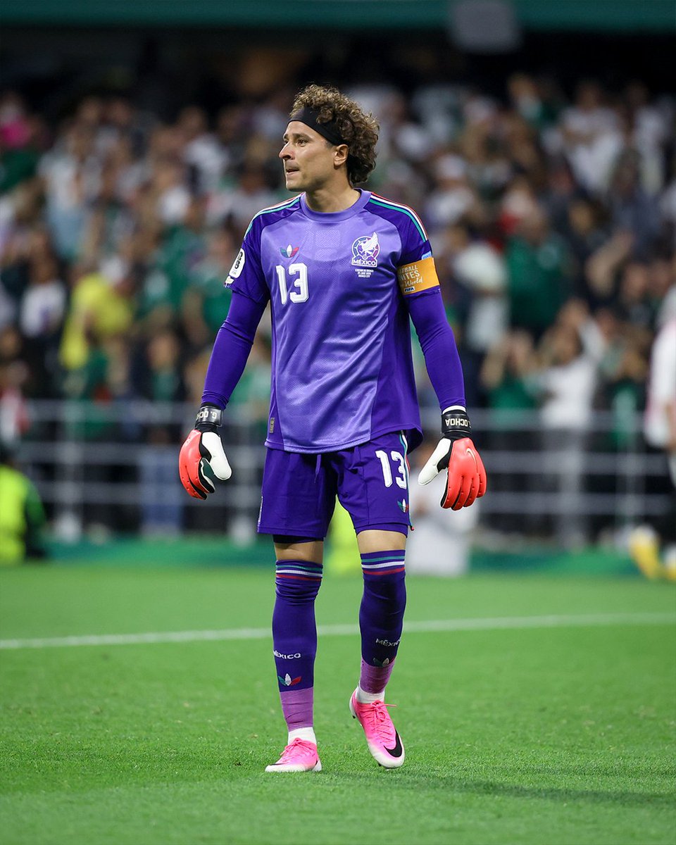 miseleccionmx's tweet photo. Histórico, nuestro capitán. ♥️🇲🇽

Un legado inigualable para Guillermo Ochoa ✨

#SomosMéxico https://t.co/KOGcTTBIZL