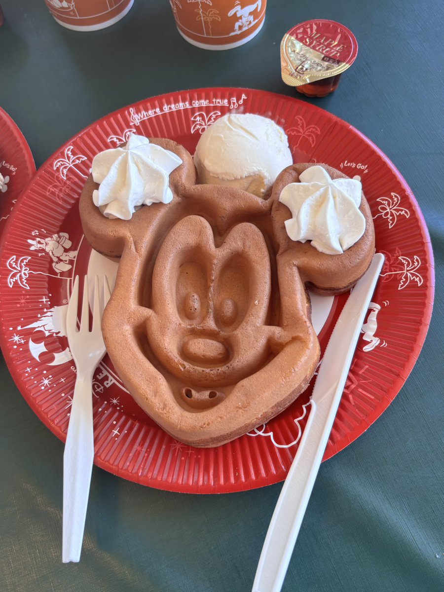 rune_yokohamacp's tweet photo. 新企画【 #生徒飯 】スタート✨ 

記念すべき第1弾は、お休みの日にディズニーへ行った生徒の一皿を紹介🏰

大人気のミッキーワッフルに、豪華すぎるビュッフェの盛り付け…！お腹も心も満たされる最高の休日ですね🤤💖

みんなのこだわりご飯も募集中！
#ディズニー #eスポーツ https://t.co/JLqBlJO9uN