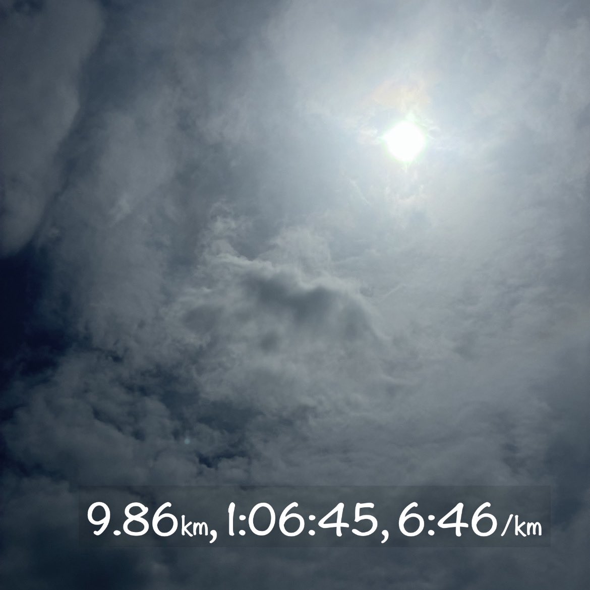 Moderatus_180's tweet photo. 6/25ジョグ9.86km（23℃）。今日は心拍を抑えつつフォームを意識する日。頭から吊られるイメージで骨盤を動かして前へ。気を抜くとすぐ元の走り方に戻るので、何度も意識を戻しながらの修正。身体や脚よりも、ひたすら頭が疲れた脳内フル稼働ランでした。 #ランニング #ジョギング #Running https://t.co/6KnagkPL37