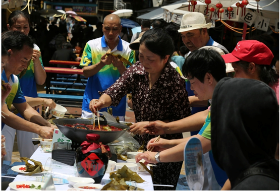 ChongqingFuling's tweet photo. 🎉 How many ways can you shape a zongzi?
At Fuling's Meixin Red Wine Town, tradition got a creative twist with playful designs, festive performances and hands-on cultural fun. 🎋✨
#Fuling #Chongqing #DragonBoatFestival #ChinaCulture https://t.co/GmT546OQGV