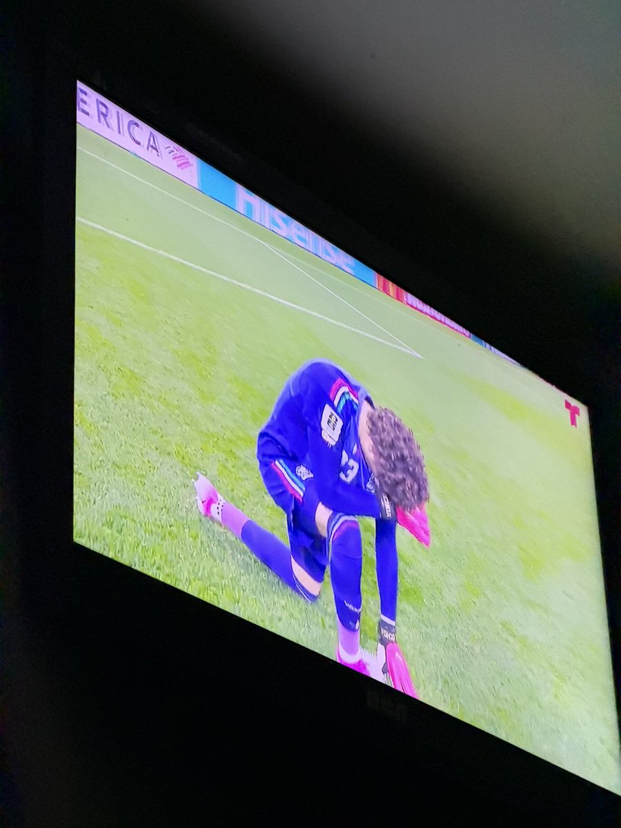 karlaStorres's tweet photo. Cristian hoy Memo Ochoa tuvo sus últimos minutos en el mundial 🥹 espero lo estés viendo 🙏🏻 https://t.co/8BKW29qxRn