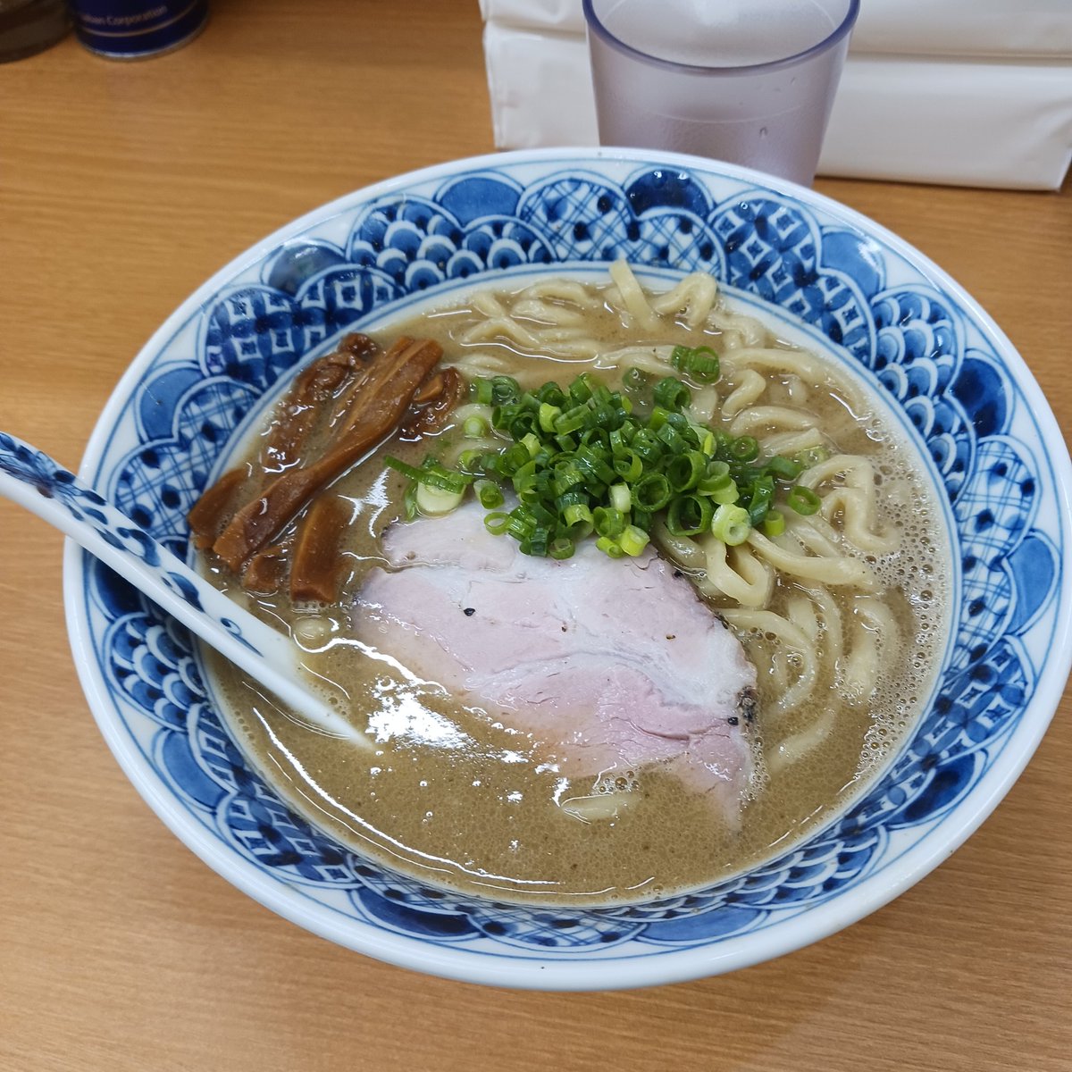 HEYZPAPA's tweet photo. 6月24日水曜日

煮干し中華そばすず松にて
中華そば海苔なし

飲みの〆に煮干しはダメダメ❌
二日酔いの朝 
喉から食道胃袋まで全煮干しで気持ち悪さマシマシ🤮 https://t.co/lAtKOxUfXb