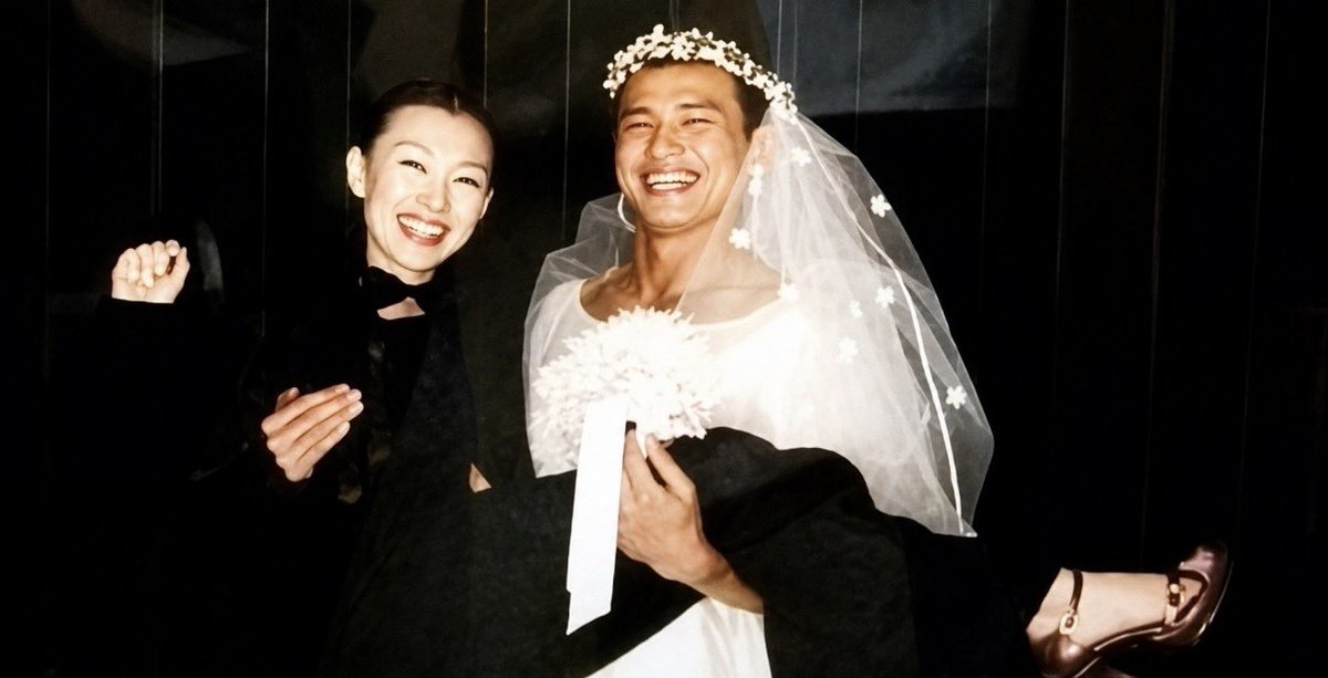 tslamchda's tweet photo. 황정민과 아내 김미혜는 뮤지컬 배우로 활동하며 만나 연애를 시작함. 황정민은 김미혜를 향한 마음을 표현하기 위해 텅 빈 분장실에서 단 한 사람만을 위한 색소폰 연주를 했고 매일같이 꽃을 건네며 애정을 표현함

하지만 당시 무명 배우였던 황정민은 극단 생활 한 달 월급이 12만 원, 연봉은 200만 원 정도에 불과해 결혼을 쉽게 결정하지 못함

그러던 중 장인어른이 먼저 "자네 결혼해야 하지 않나"라며 결혼 이야기를 꺼냈고 황정민은 그 한마디에 큰 용기를 얻어 결혼을 결심함

결혼 허락을 받은 황정민은 너무 기뻐서 특별한 추억을 남기기 위해 사진 중 몇장은 서로 옷을 바꿔 입고 촬영함ㅋㅋㅋㅋ