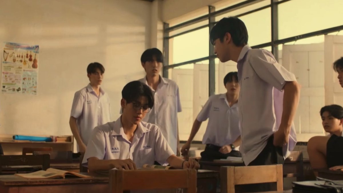 almondebutter_'s tweet photo. TONSOM 7TH EPISODE  #WhenOrangesFallEP7 

โก๋สองคอยหลบหน้าเพราะกำลังหนีปัญหา กับโก๋หนึ่งที่กำลังโมโห ตัวละครยืนทะเลาะกันกลางสายฝน โก๋หนึ่งตะโกนใส่เพราะโมโห ส่วนโก๋สองก็ร้องไห้เพราะเสียใจ ดูแล้วขนลุก มันอยู่ในนิยายเลย นึกภาพขึ้นมาได้ทันที 

คือเป็นอีกจุดเปลี่ยนที่จะกลับมาเป็นเพื่อนกันเหมือนเดิม แต่ความรู้สึกยังไงมันไม่เหมือนเดิมแล้วน่ะ ต้องรอดูต่อเลยจริง ๆ หลังจากนี้ มันจะมีมวลบางอย่าง ที่ยังไงก็ไม่เหมือนเมื่อก่อน เล่าดีมาก นักแสดงก็เล่นถึง สายตา อารมณ์ มาหมด รู้เลยว่าทำการบ้านกันมาหนักจริง ๆ นี่เองก็ชอบมาก คนก็ชมกันเยอะเลยนะ ภูมิใจได้เลยคับ ㅜㅜㅜ🫳🏻