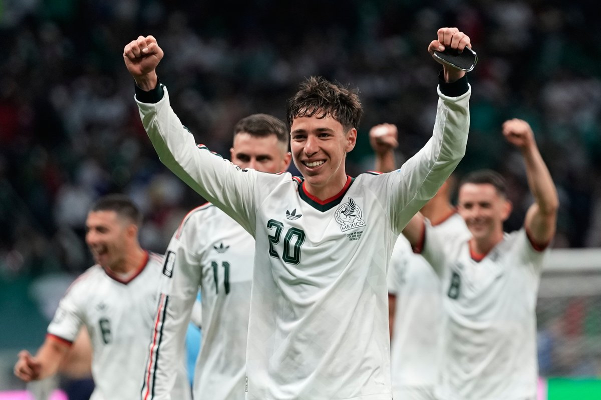 wfaa's tweet photo. 💚MEXICO WINS ❤️ | Mateo Chávez and Julián Quiñones scored goals in six minutes early in the second half, and Mexico beat the Czech Republic 3-0 on Wednesday night. 📸= AP

READ MORE: https://t.co/cnf9eOf0lD https://t.co/nukPaM9iGt