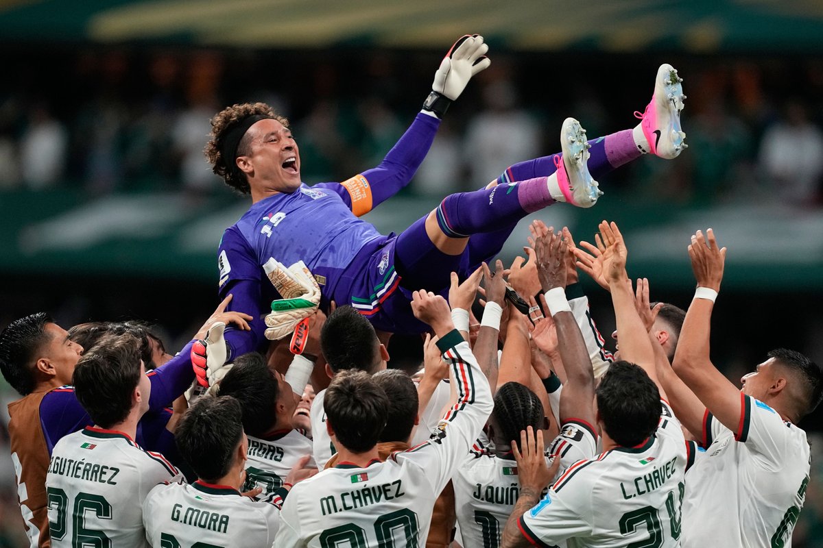 wfaa's tweet photo. 💚MEXICO WINS ❤️ | Mateo Chávez and Julián Quiñones scored goals in six minutes early in the second half, and Mexico beat the Czech Republic 3-0 on Wednesday night. 📸= AP

READ MORE: https://t.co/cnf9eOf0lD https://t.co/nukPaM9iGt