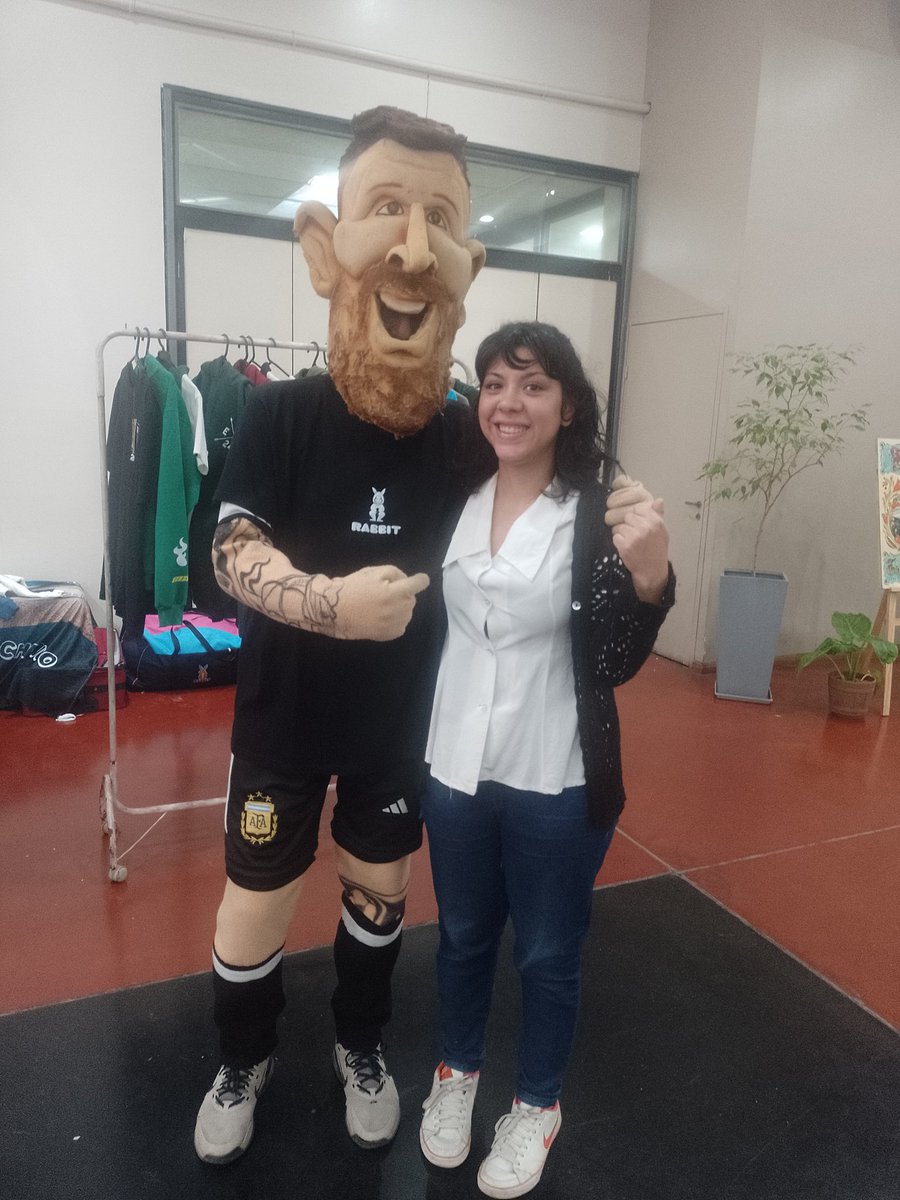 Luucomunicadora's tweet photo. Junto a Lionel Andrés Messi muñeco #Messi #CumpleLeo #39 https://t.co/QDUINrFO6i