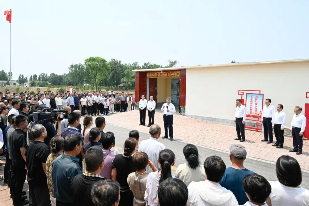 ynhbx1's tweet photo. 习近平在陵城区边临镇西于架村，同村民们亲切交流。 https://t.co/aeGbCGkgwW