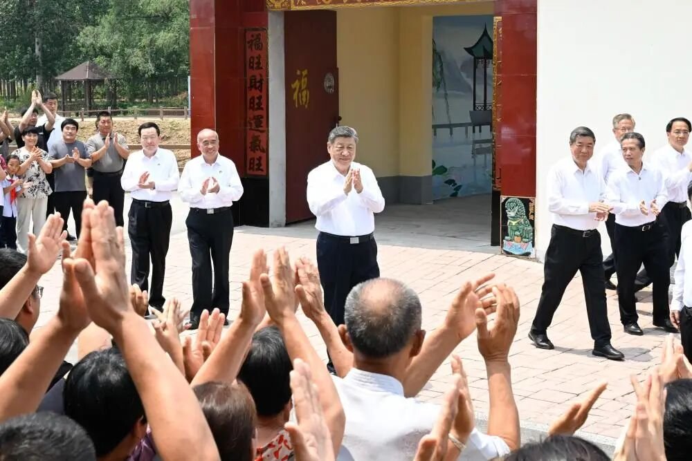 ynhbx1's tweet photo. 习近平在陵城区边临镇西于架村，同村民们亲切交流。 https://t.co/aeGbCGkgwW