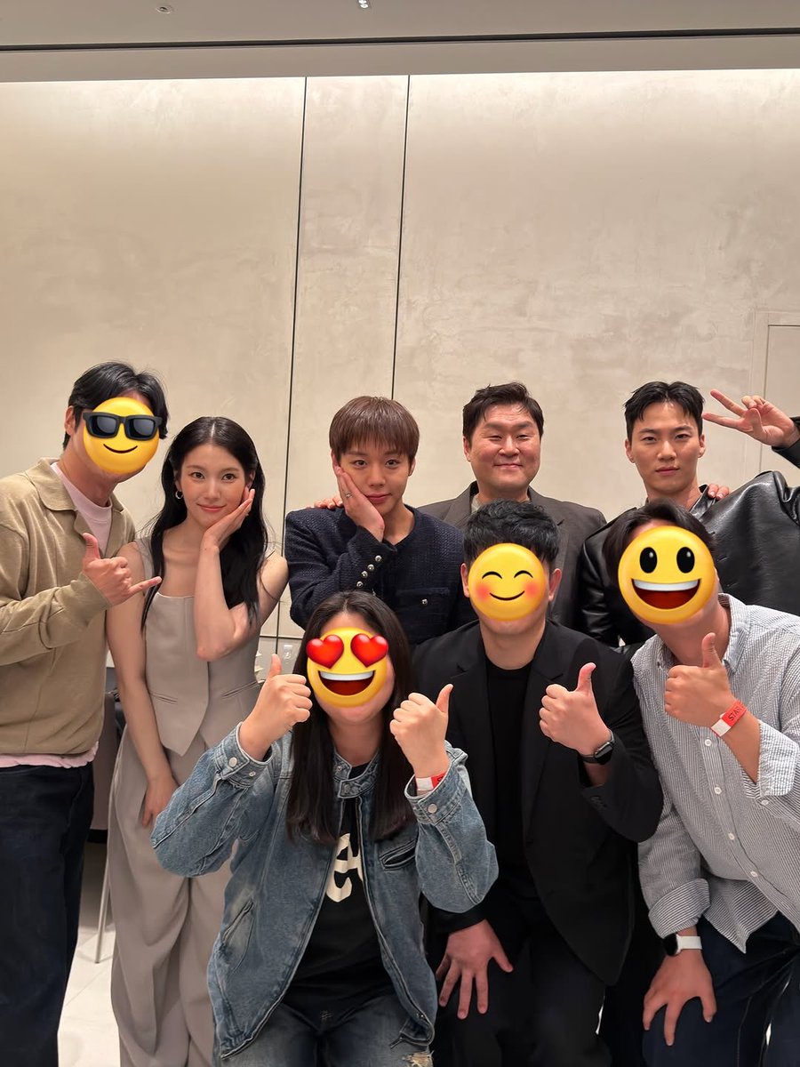 ddungS2i's tweet photo. ㅅㅂ 여배우님보다 더 밀착 꽃받침하고 있는 거 진짜 개뿜끼다 아.. 얼굴에 손 챱 붙이고 입꼬리 삐죽 올린 거 진심 커척 미쳤슨 ㅜㅜ https://t.co/naW7v0Khxh
