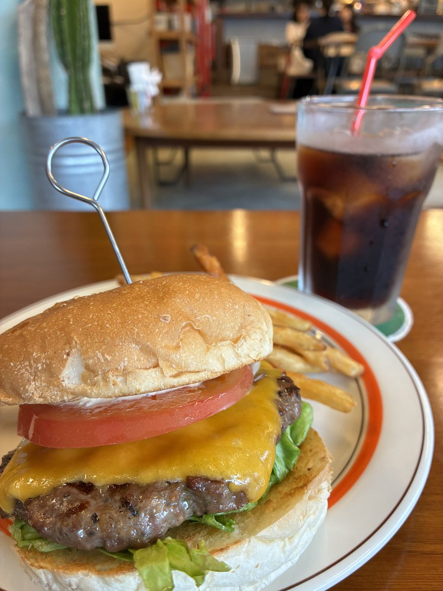 inui0210's tweet photo. で、🇺🇸なランチいただきます！🍔 https://t.co/ONJkUO9NY1