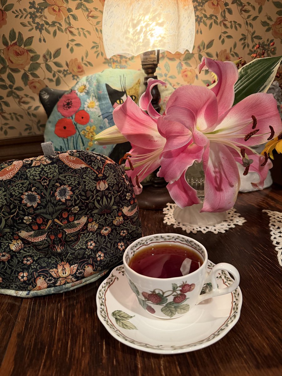 chamatea22's tweet photo. こんにちは
今日も元気にopenしてます❣️
Assam ctcを甘いストレートで☕️
大雨でしたが少しマシに？
朝からチビニャンと大移動
皆んな元気です😊

友達に蕾でもらったカサブランカ
休みの間に花開いて綺麗です✨

本日も☕️21:00閉店(20:15L.O.)迄
お待ちしてますので
宜しくお願いします₍˄·͈༝·͈˄₎ฅ https://t.co/a8rICyrqXT