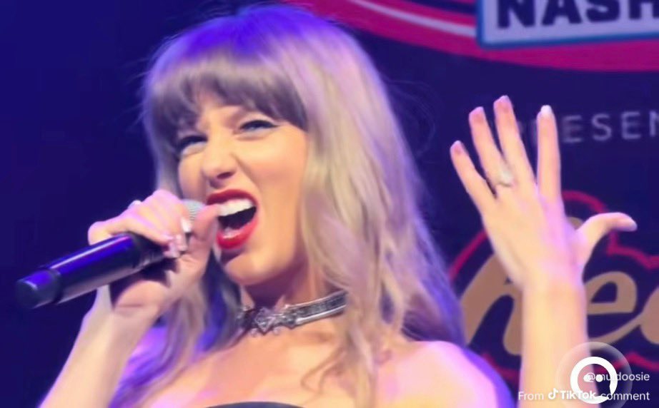 findingrep's tweet photo. honestly we're not talking about her singing love story for the first time and doing this enough https://t.co/YSiUCHYEnp