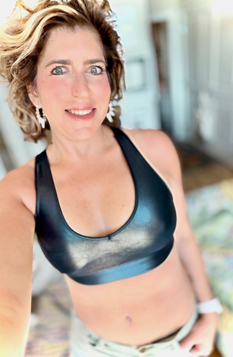 dianaberrent's tweet photo. My mom had breast cancer at 39 and 49. I turn 52 on Monday.
We were both BRCA negative.
Despite not carrying the gene, my risk was 80%.
Prophylactic double mastectomy in Feb. Reconstruction yesterday.
From 80% to 4%. 🍑
#BRCA #BreastCancer https://t.co/m1Sfax7y8Y