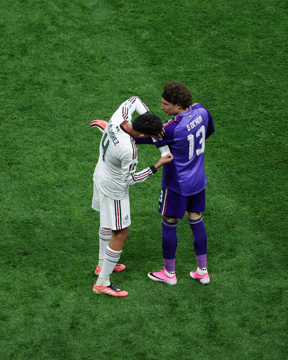 VilorIvan's tweet photo. EL HISTÓRICO GUARDIÁN.

Se podrá decir mucho de él, pero pensar en la portería de México es imposible que no se te venga a la mente alguna de las grandes actuaciones de Memo Ochoa. Hoy recibe un homenaje teniendo minutos en su 6 COPA DEL MUNDO (4 en las que ha participado). https://t.co/44nf0eOLMM