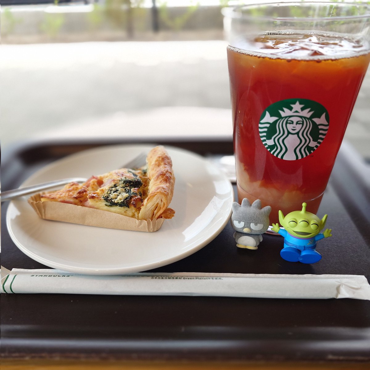 odykn55's tweet photo. #クラフトジューシーピーチティー　

甘い紅茶が好きじゃないのでシロップ無し、氷少なめ、ブラックティー多めにした。ピーチ感が少なくなるからシロップ有りでも良かったかも。キッシュ美味しい😺 https://t.co/cUBTve2X9W