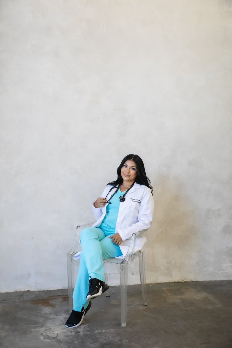 DANIELLEEVAA's tweet photo. Proud to be apart of the 3% of Latina Anesthesiologists 👩🏻‍⚕️🩺 https://t.co/EF5Zd9gLwU