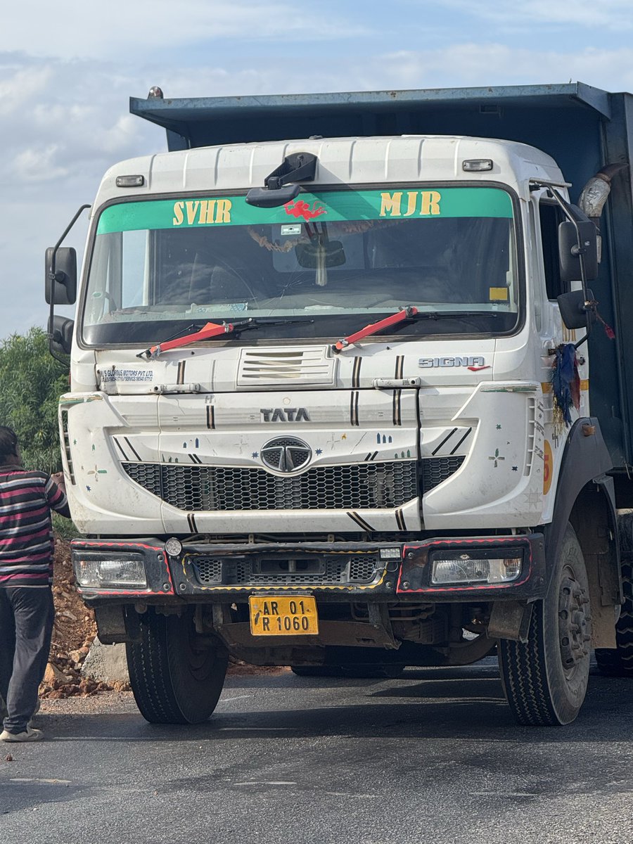 ashokilluri's tweet photo. AR01R1060 this particular lorry driver was drunk and hit my car but as i was very alert i was able to escape the major collision . @TelanganaCOPs I request you to take necessary action on this lorry driver . The incident happened at Boothpur highway near Indian oil petrol bunk https://t.co/9iDfVaQWOB