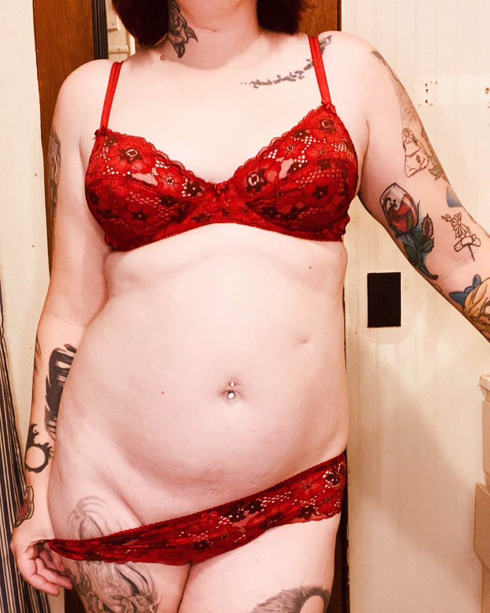 Karebear22100's tweet photo. Guess who’s back. Lol. It been a while. HMU for a chat or dm for content info. Don’t forget to add my Snapchat and OF. https://t.co/9oUNV3hb5X