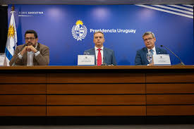 riverafrutos's tweet photo. ▪️El Presidente Orsi  tiene que dar un golpe de autoridad
▪️Debe quedar claro que el que está a cargo es él
▪️El Triunvirato no va más
▪️Debe cambiar por lo menos 1/3 del Gabinete en las próximas 2 semanas
▪️Respetar los Diplomas y dejarse asesorar por gente capacitada(No militantes, sindicalistas, cantantes y pseudo periodistas)
▪️Hacer conferencia de prensa y hablar CLARO de a dónde va a dirigir su gobierno en lo que queda de mandato