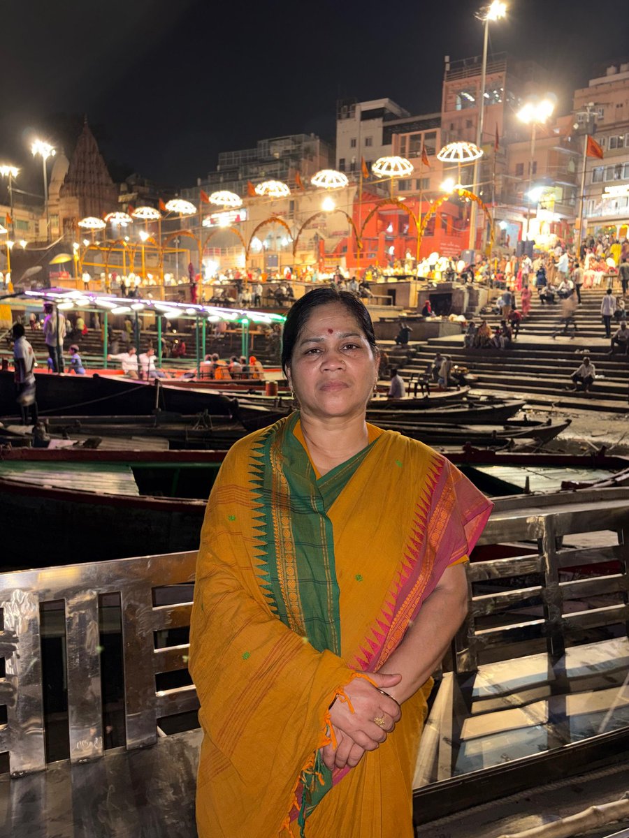 SanjuDeviMLA's tweet photo. आस्था, अध्यात्म और सनातन संस्कृति की अद्भुत छटा का साक्षात दर्शन वाराणसी के दशाश्वमेध घाट पर आयोजित भव्य गंगा आरती में हुआ। माँ गंगा की आराधना, वैदिक मंत्रोच्चार और दीपों की अलौकिक आभा ने मन को अद्भुत शांति एवं आध्यात्मिक ऊर्जा से भर दिया।

||हर हर महादेव ||जय माँ गंगे||

#JaiGange