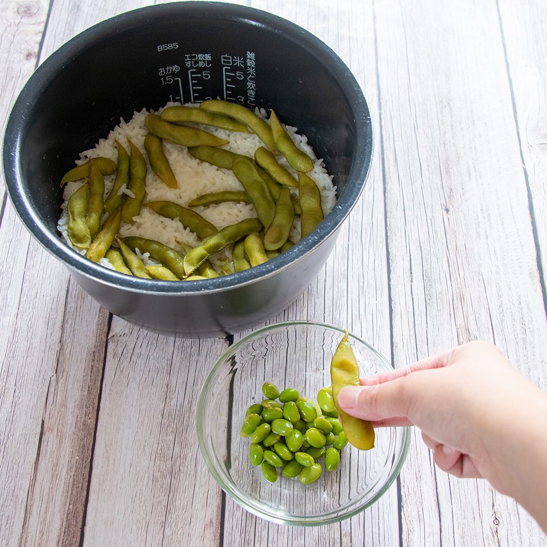 TastyJapan's tweet photo. 【枝豆、ゆでるだけじゃもったいない！】さやごと炊いたらうますぎた。しらすと梅でおかわり止まらん🌾🫛

枝豆はゆでるだけじゃもったいない！ 実は、さやごとお米と一緒に炊くことで、枝豆の香りとうま味がご飯にじんわり広がるんです😳

詳しいレシピはリプ欄で⬇️ https://t.co/Hu5QJTGmqe