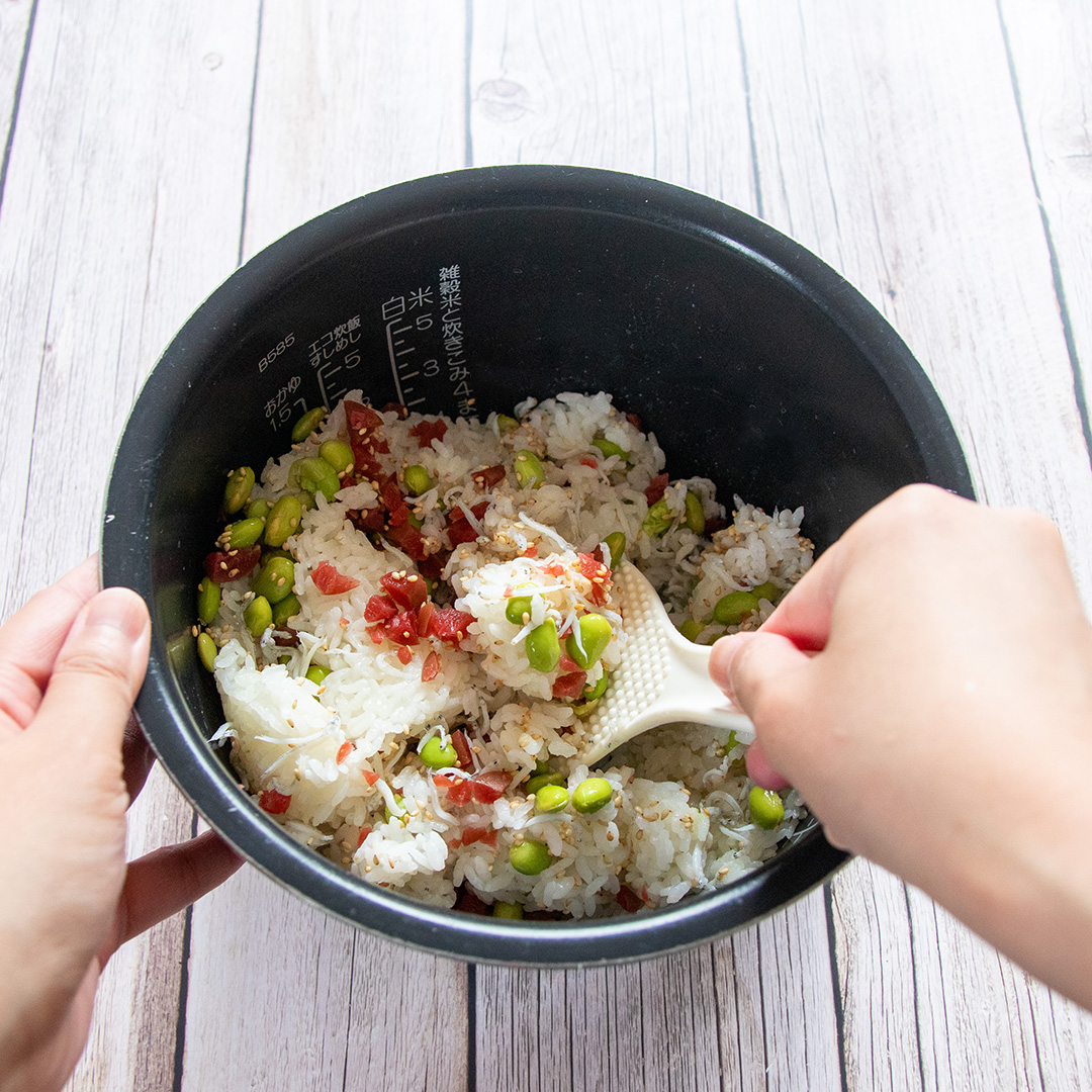 TastyJapan's tweet photo. 【枝豆、ゆでるだけじゃもったいない！】さやごと炊いたらうますぎた。しらすと梅でおかわり止まらん🌾🫛

枝豆はゆでるだけじゃもったいない！ 実は、さやごとお米と一緒に炊くことで、枝豆の香りとうま味がご飯にじんわり広がるんです😳

詳しいレシピはリプ欄で⬇️ https://t.co/Hu5QJTGmqe