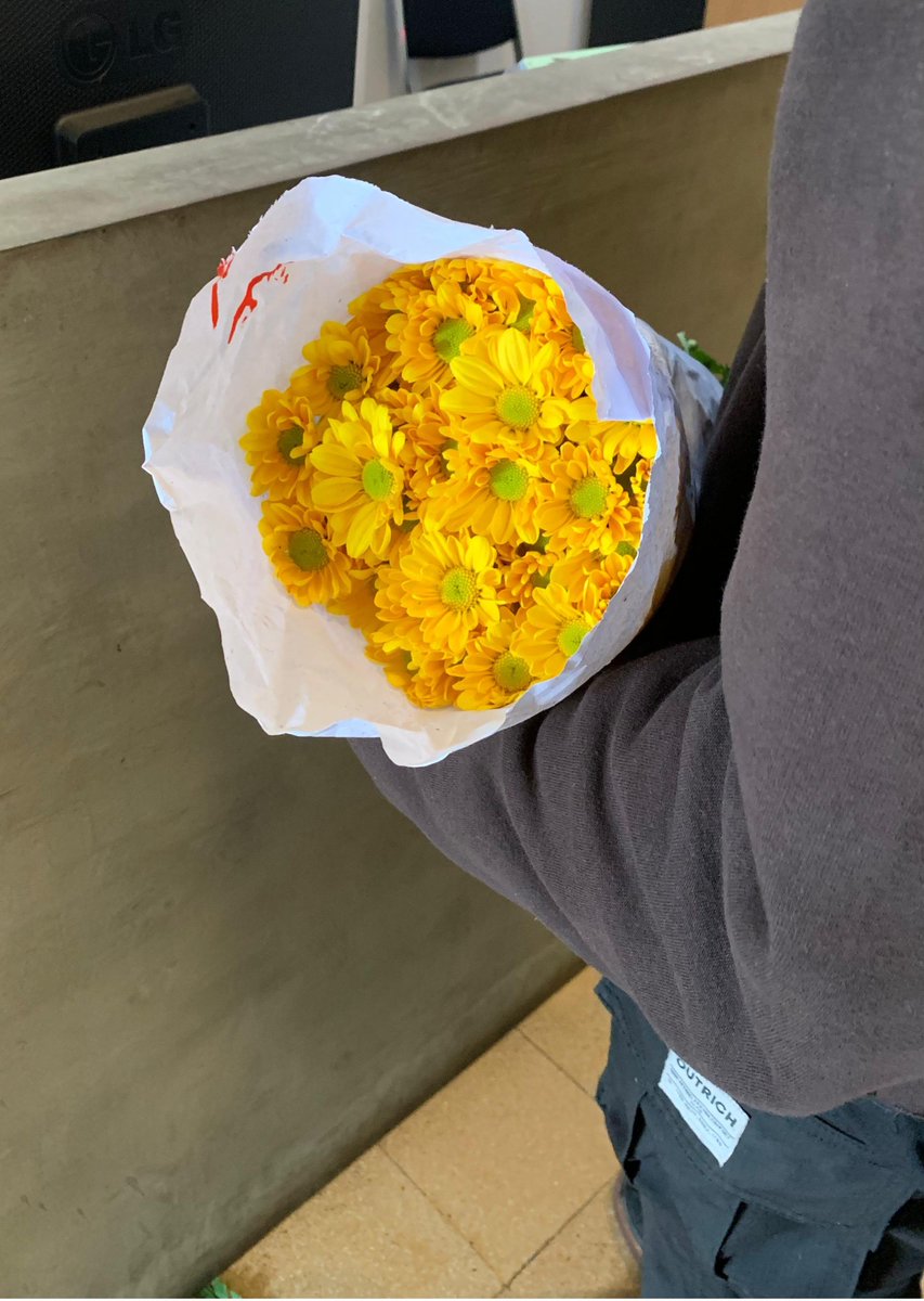 moonlightfoxs's tweet photo. kebiasaan kecil yg aku lakuin dari dulu yaitu beli bucket bunga buat diri sendiri, yaa secara ga langsung hal ini aku lakuin buat tanda makasi dan apresiasi untuk diri sendiri karena udah merasa hebat sejauh ini🫰🏻 https://t.co/v2Du8QN9wf