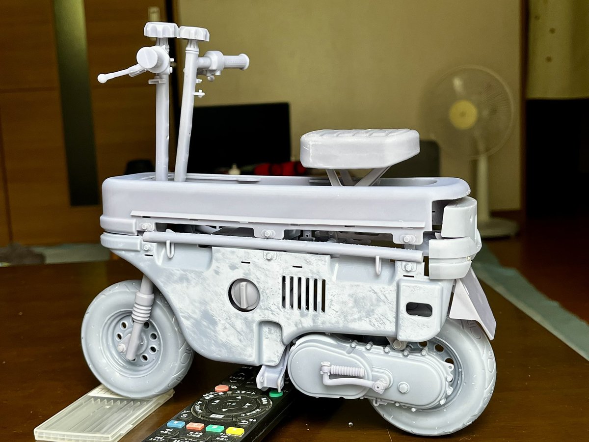 G2F_'s tweet photo. 有休でも朝普通に起きて作業してますよ。
今あるパーツの仮組みしながら、別パーツの出力とデータの修正や改善。
全長240mm全高220mm、デカ💦
#バイク
#ホンダ
#モトコンポ
#鳥山明
#mac
#fusion360
#3dモデリング
#老眼殺し https://t.co/4At4wFfGai