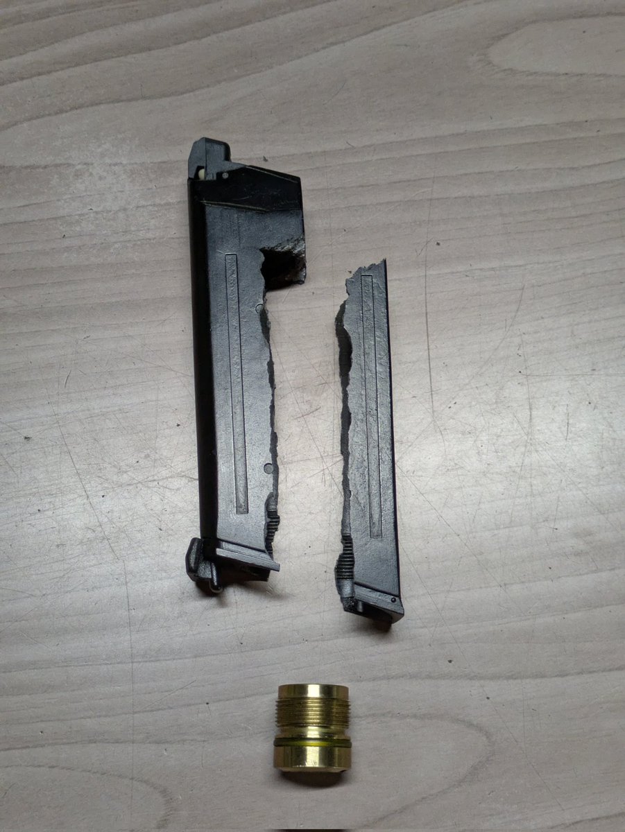 CQB_GHOST's tweet photo. ⚠️重要なお知らせ⚠️
APS製 密閉型Co2マガジンですが、突然破裂する危険性があるため、神戸・福崎両店共に
『⚠️敷地内に持ち込み不可⚠️』
と致します。(セーフティーエリアも含みます。ゲーム並びに試射レンジでも使用・持ち込み不可です。)
お客様の安全のため、ご理解とご協力をお願いします。🙇🏻 https://t.co/c8GPN1CWTM