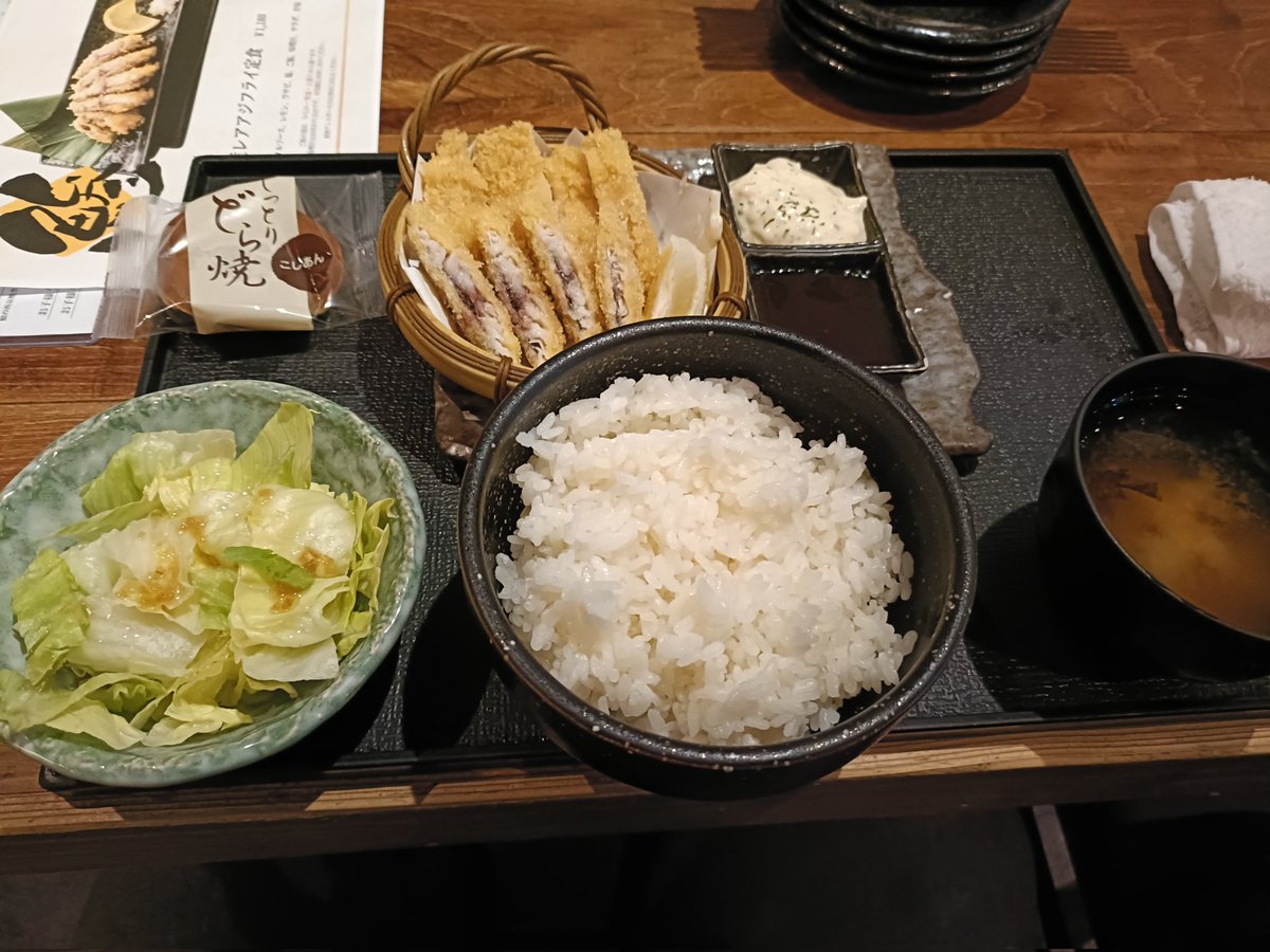 okipri's tweet photo. アジフライ定食。あえて半レア。 https://t.co/izPaj2kCe8