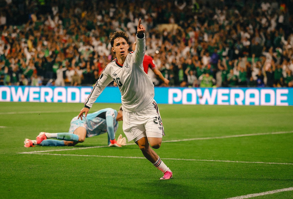 juanbaaq's tweet photo. Mateo Chávez anota un para la #SelecciónMexicana en  su primer partido de Copa del Mundo

Viene con dedicatoria a su padre, Paulo César el "Tilón" Chávez, seleccionado nacional excluido del Mundial de Francia 98 2 días antes de iniciada aquella Copa https://t.co/fLp2gckTZW