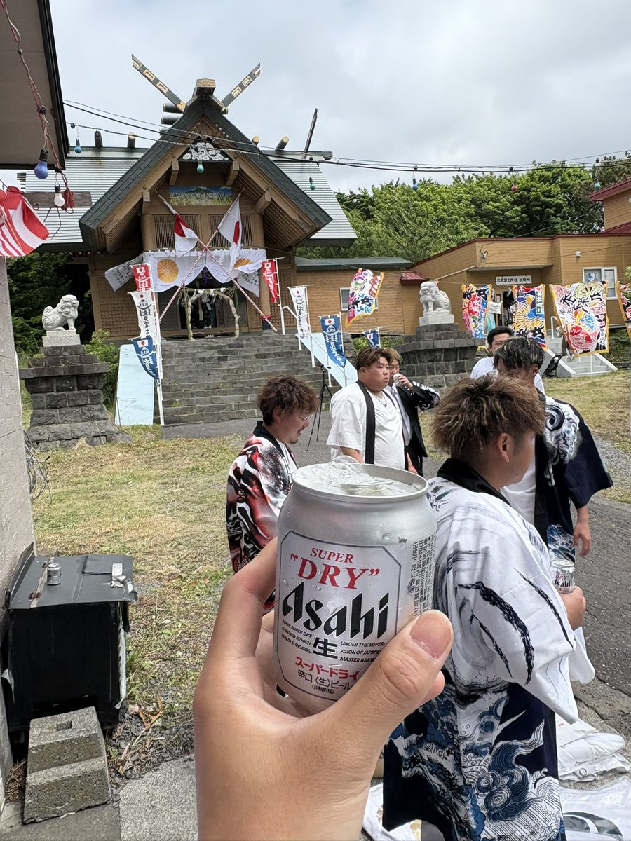 Sou95697385's tweet photo. なぜ禁漁日になっているかというと、お祭りがあるから
沓形、鬼脇、仙法志、鴛泊の各地区にある神社の例大祭が行われるのだ。
というわけで、我々も沓形地区の神社、北見富士神社と金刀比羅の祭りに参加。
昼間っから日本酒一気飲みand気合い入れのビールを飲んでます。
いまから神輿！
#利尻昆布2026 https://t.co/eYRKN6jSp8