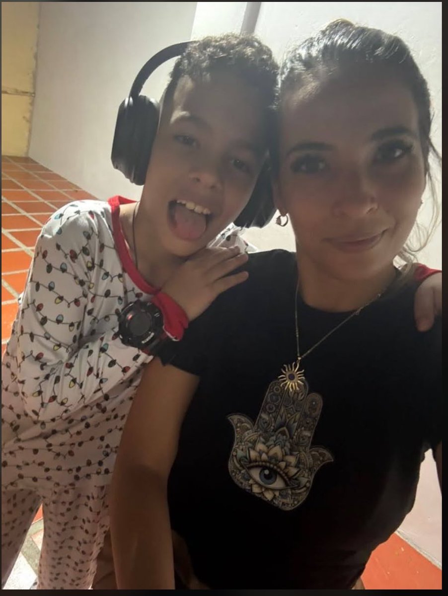 goochita's tweet photo. “A todos los conocidos de la guaira, las personas que ven en esta imagen son mi mamá y mi hermano menor, Porfavor si la llegan a ver en la calle o en cualquier lado porfa avísenme y denle la ayuda, pago lo que sea con tal que estén bien, se los pido con el corazón en la mano” https://t.co/PAHoym1i1f