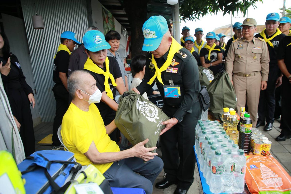 Jitarsarta's tweet photo. ศอ.จอส.พระราชทาน ภาค 3 ร่วมกับ ส่วนราชการ, ภาคเอกชน ตรวจเยี่ยม การดำเนินโครงการพัฒนาและแก้ไขปัญหาคลองแม่ข่า ทำความสะอาดปรับปรุงภูมิทัศน์ และนำชุดแพทย์เคลื่อนจาก รพ.ค่ายกาวิละ ตรวจให้บริการกลุ่มเปราะบาง และมอบถุงยังชีพ ณ สะพานแม่ข่าระแกง, สะพานศรีดอนไชย และสะพานอัษฎาพร จ.เชียงใหม่ https://t.co/k0GG3wC62z