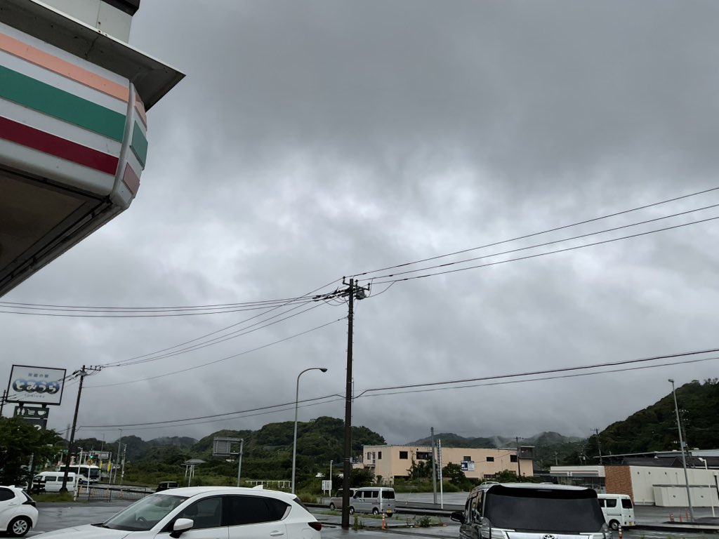 pascalmtg's tweet photo. 雨は止んだけどこの天候で鋸山登ったところで感がある https://t.co/fkVE6s88sC