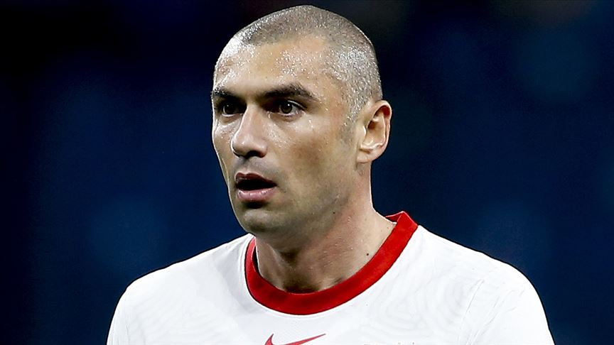 beehaber's tweet photo. Burak Yılmaz, A Milli Takım’a ilk çıktığında Fatih Terim'den aldığı özel talimatı anlattı:

🔹 “Beni ilk A Milli Takım’a çağıran Fatih Hoca’dır.”

🔹 “Ama ilk resmi maçım Hiddink’le.”

🔹 “Fatih Hoca’nın A Milli Takım’a ilk çağırdığında bir prensibi vardı.”

🔹 “Topu alan Arda’ya atacaktı.”

🔹 “Arda’yı bulacağız.”

🔹 “Bir gün Arda’yla beni çağırdı.”

🔹 “Arda’ya, ‘Ben hep ne diyorum?’ dedi.”

🔹 “‘Kim topu alsa Arda diyorum.’ dedi.”

🔹 “Sonra bana döndü.”

🔹 “‘Arda’dan sonra Burak.’ dedi.”

🔹 “‘Burak’ı bulacağız.’ dedi.”

🔹 “‘Ben senden bir tek şey istiyorum.’ dedi.”

🔹 “‘Sen topa dokunduğun zaman ya gol olacak ya asist olacak Burak.’ dedi.”

🔹 “‘Böyle orta sahaya gelip bıdı bıdı yapmanı istemiyorum.’ dedi.”

🔹 “Bana Şenol Hoca’nın verdiği güveni verdi.”

(Nisan 2023)