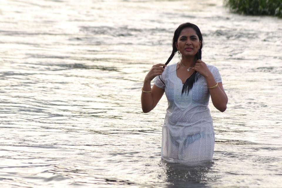satya_chan13's tweet photo. Srushti Dange taking a fresh River Bath 💕 https://t.co/680yLEEbA2