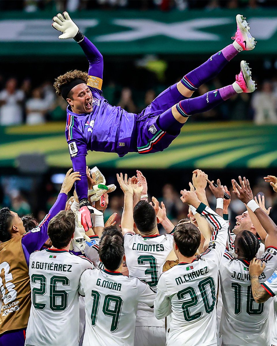 CBSSportsGolazo's tweet photo. Guillermo Ochoa got the send off he deserved at the Azteca 🥹🇲🇽 https://t.co/PPo5BWUnu8