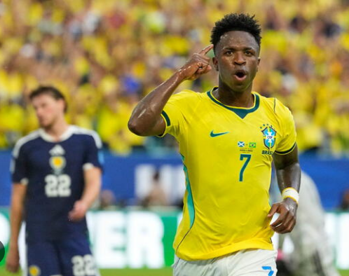 DonShelby__'s tweet photo. Goles producidos en Mundiales

Vinicius: 8 (5 goles + 3 asistencias) en 7 partidos

Romario: 7 (5 goles + 2 asistencias) en 8 partidos

Thierry Henry: 7 (6 goles + 1 asistencia) en 17 partidos

Ronaldinho: 6 (2 goles +4 asistencias) en 10 partidos

Zlatan Ibrahimović: CERO en 5 partidos

Raphinha: CERO en 7 partidos