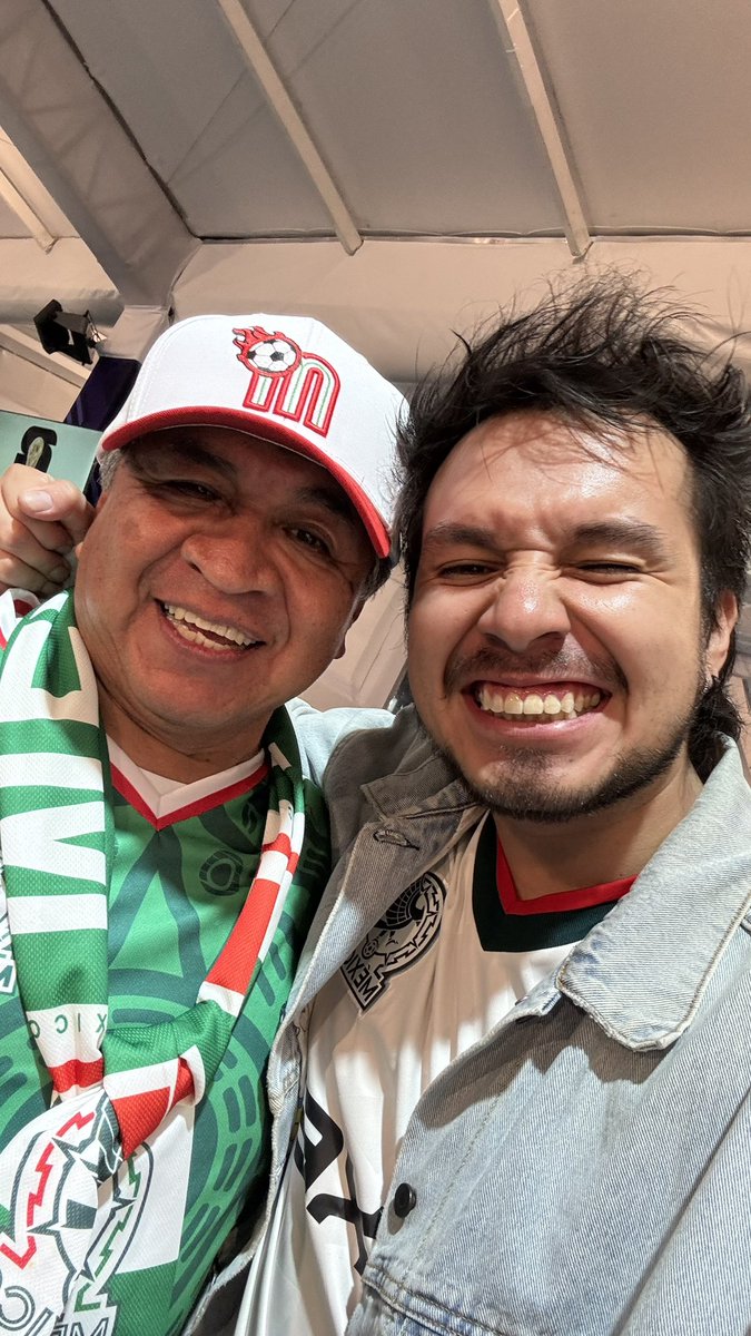 Roberto_Cein's tweet photo. @barcagameryt Este señor vio quien se robó mi cámara y lo persiguió y se la quitó… neta hay gente buena CARAJO https://t.co/OEm1MCvSvZ