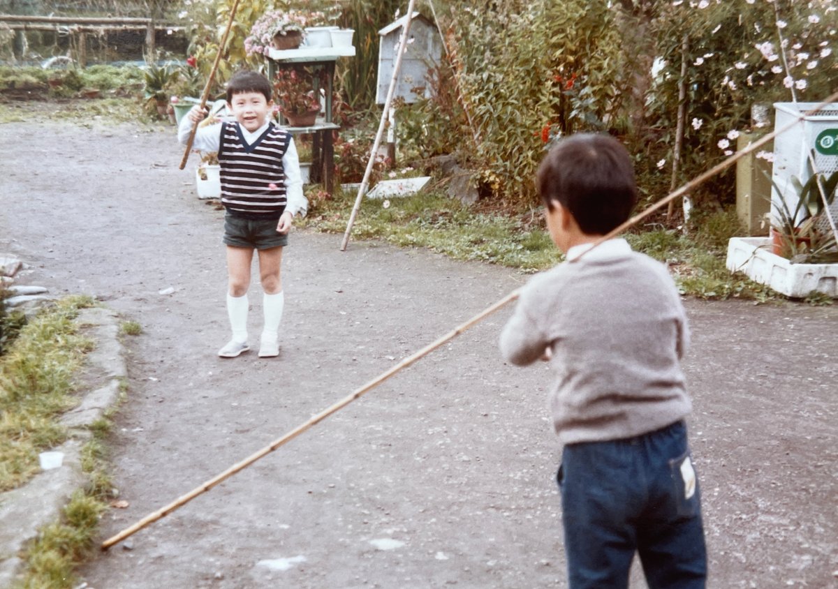paricco's tweet photo. わけあって実家に古いアルバムを見せてもらいに行って来たんだけど、40年前の日本昭和すぎ https://t.co/TSrThCQUc3