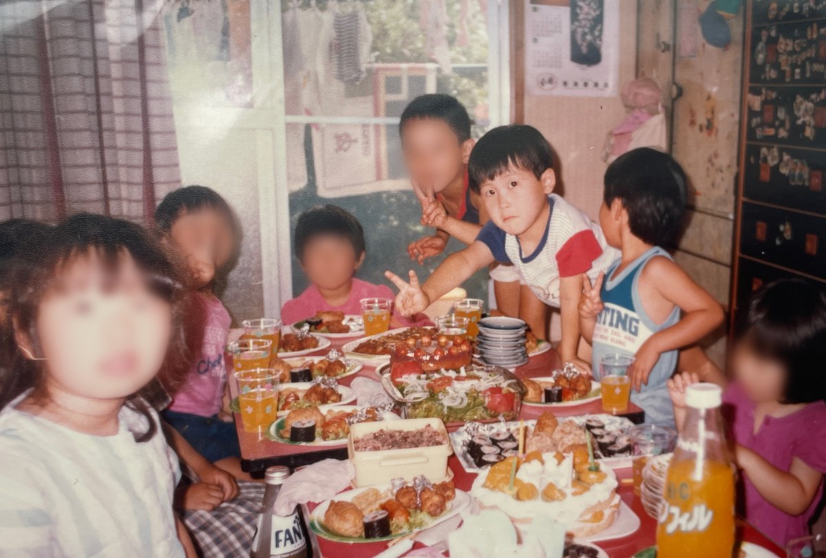 paricco's tweet photo. わけあって実家に古いアルバムを見せてもらいに行って来たんだけど、40年前の日本昭和すぎ https://t.co/TSrThCQUc3