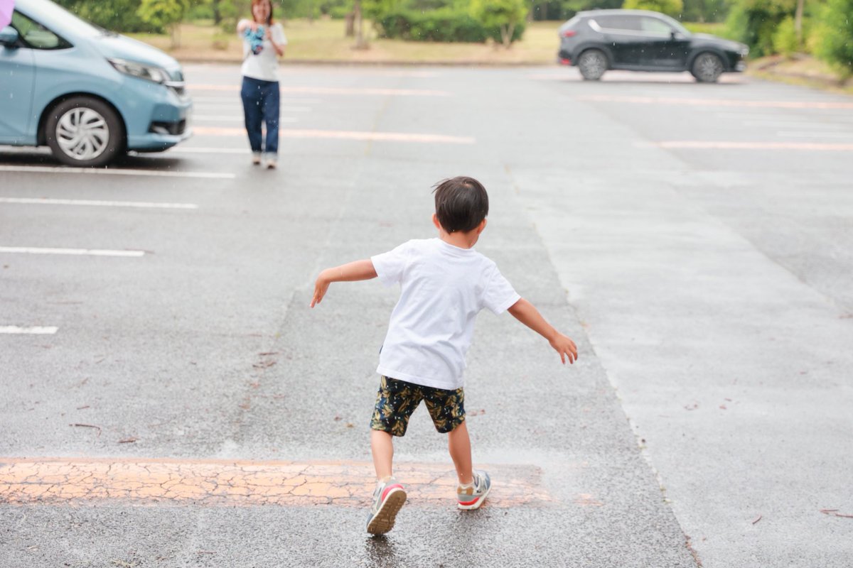 sumaidia_jp's tweet photo. おはスマ！（遅すぎ）

今日は雨ですね☔
今年の梅雨は雨が少ない気がします。
保育園の送迎などは助かるんですが
野菜やら高騰しないかなと不安な主婦です🫨

写真は雨なのに滑り台を滑って
お尻がびしょ濡れで変な歩き方の息子です笑

午後からもよろしくお願いします🙇‍♀️！

#企業公式相互フォロー https://t.co/UJ0pVZ9zNl